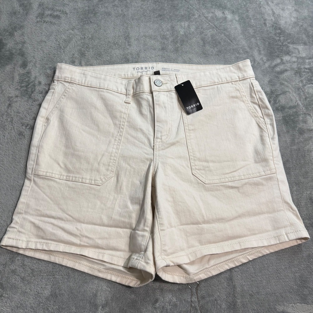 NEW Torrid Perfect 5 Inch Mid Rise Vintage Stretch Short Natural Cream Size 12